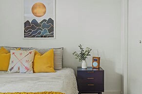 Lake Daze by Avantstay Lakefront w/ Modern Interior, Enclosed Porch & 