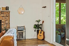 Lake Daze by Avantstay Lakefront w/ Modern Interior, Enclosed Porch & 