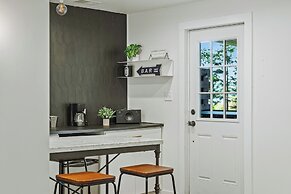 Lake Daze by Avantstay Lakefront w/ Modern Interior, Enclosed Porch & 