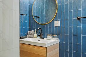 Lake Daze by Avantstay Lakefront w/ Modern Interior, Enclosed Porch & 