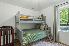 Lake Daze by Avantstay Lakefront w/ Modern Interior, Enclosed Porch & 