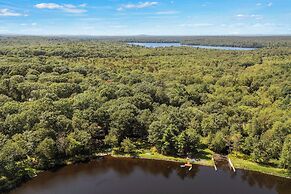 Lake Daze by Avantstay Lakefront w/ Modern Interior, Enclosed Porch & 