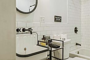 Lake Daze by Avantstay Lakefront w/ Modern Interior, Enclosed Porch & 