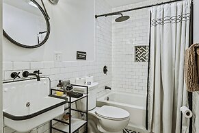 Lake Daze by Avantstay Lakefront w/ Modern Interior, Enclosed Porch & 