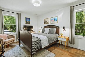 Lake Daze by Avantstay Lakefront w/ Modern Interior, Enclosed Porch & 