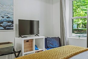 Lake Daze by Avantstay Lakefront w/ Modern Interior, Enclosed Porch & 