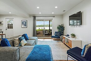 Lake Daze by Avantstay Lakefront w/ Modern Interior, Enclosed Porch & 