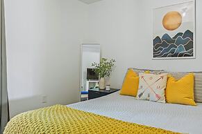 Lake Daze by Avantstay Lakefront w/ Modern Interior, Enclosed Porch & 