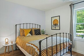 Lake Daze by Avantstay Lakefront w/ Modern Interior, Enclosed Porch & 