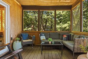 Lake Daze by Avantstay Lakefront w/ Modern Interior, Enclosed Porch & 