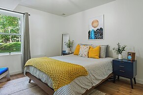 Lake Daze by Avantstay Lakefront w/ Modern Interior, Enclosed Porch & 