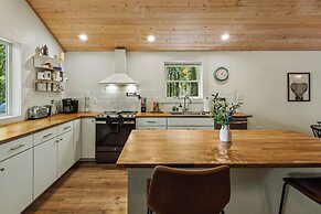 Lake Daze by Avantstay Lakefront w/ Modern Interior, Enclosed Porch & 