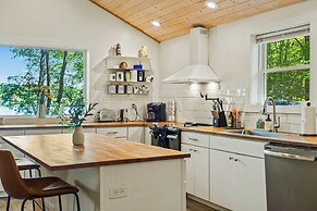 Lake Daze by Avantstay Lakefront w/ Modern Interior, Enclosed Porch & 