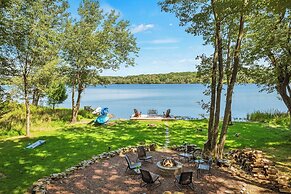 Lake Daze by Avantstay Lakefront w/ Modern Interior, Enclosed Porch & 