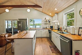 Lake Daze by Avantstay Lakefront w/ Modern Interior, Enclosed Porch & 