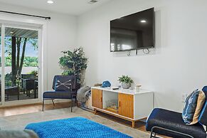 Lake Daze by Avantstay Lakefront w/ Modern Interior, Enclosed Porch & 