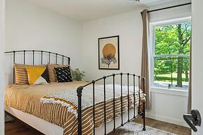 Lake Daze by Avantstay Lakefront w/ Modern Interior, Enclosed Porch & 