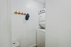 Lake Daze by Avantstay Lakefront w/ Modern Interior, Enclosed Porch & 