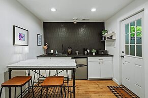 Lake Daze by Avantstay Lakefront w/ Modern Interior, Enclosed Porch & 