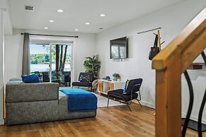 Lake Daze by Avantstay Lakefront w/ Modern Interior, Enclosed Porch & 