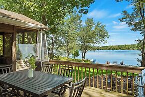 Lake Daze by Avantstay Lakefront w/ Modern Interior, Enclosed Porch & 