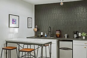 Lake Daze by Avantstay Lakefront w/ Modern Interior, Enclosed Porch & 