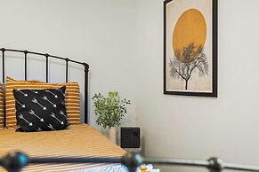 Lake Daze by Avantstay Lakefront w/ Modern Interior, Enclosed Porch & 