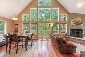 Bear Trail Chalet by Avantstay Retreat w/ Outdoor Living Deck & Fire P