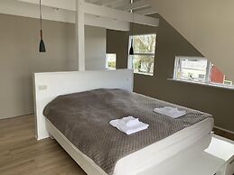 Great 8 Person House, Reykjavik, Free use of Car!