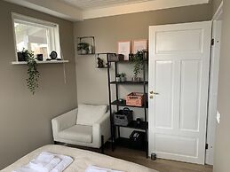 Great 8 Person House, Reykjavik, Free use of Car!