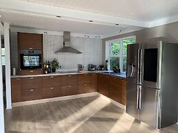 Great 8 Person House, Reykjavik, Free use of Car!