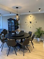 Great 8 Person House, Reykjavik, Free use of Car!