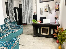 Roomshala 170 Hotel Aura