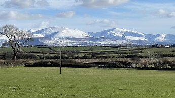 Beautiful, Private Farm Cottage in Anglesey