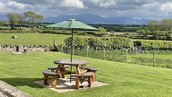 Beautiful, Private Farm Cottage in Anglesey