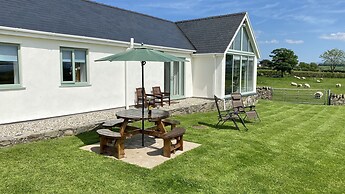 Beautiful, Private Farm Cottage in Anglesey