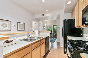 Quiet Urban Escape - Backs to Poudre River Trail