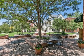 Quiet Urban Escape - Backs to Poudre River Trail