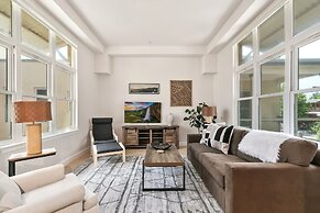 Quiet Urban Escape - Backs to Poudre River Trail