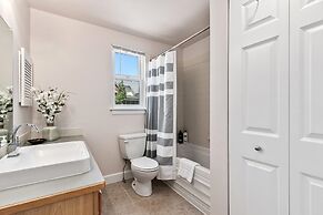 Quiet Urban Escape - Backs to Poudre River Trail