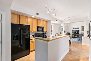 Quiet Urban Escape - Backs to Poudre River Trail