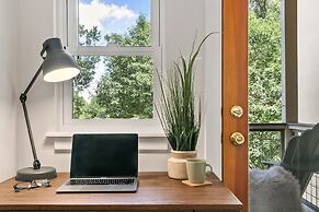 Quiet Urban Escape - Backs to Poudre River Trail