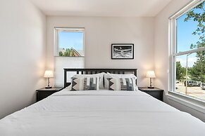 Quiet Urban Escape - Backs to Poudre River Trail