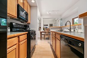 Quiet Urban Escape - Backs to Poudre River Trail