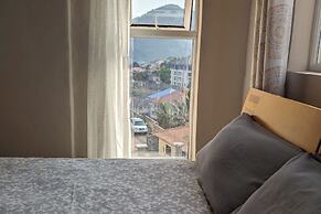 House Sleeps6-bbq-balcony-scenicmountainview