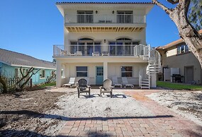 Dolphins Run 3 Bedroom Home by RedAwning