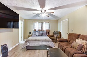 Cozy Vicksburg Home w/ Patio ~ 1 Mi to Riverfront!