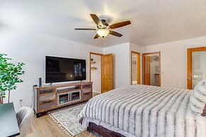 Pet-friendly Cabin w/ Fire Pit in Pinetop!