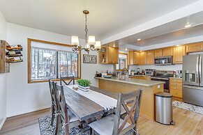 Pet-friendly Cabin w/ Fire Pit in Pinetop!