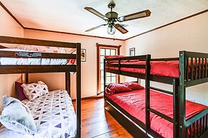 Sunroom & Decks: Family Home in Tallassee!